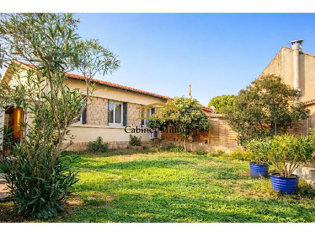 Huis te koop in&nbsp;FRONTIGNAN 34110 Hérault Languedoc Roussillon France: Ontdek deze woning van 73 m² met 3 slaapkamers, ideaal gelegen in een rustige, afgelegen omgeving. Deze gelijkvloerse woning, gebouwd in 1960, biedt een serene en functionele woonomgeving, perfect vo...