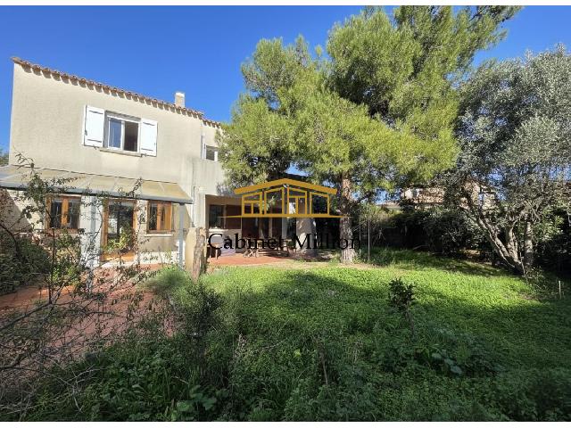 Huis te koop in&nbsp;VIC-LA-GARDIOLE 34110 Hérault Languedoc Roussillon France: Op slechts een steenworp afstand van het dorpscentrum vindt u deze vrijstaande woning, gelegen op een bosrijk perceel van 465 m² met ruimte voor een zwembad. Een ware groene oase die een vredige woon...