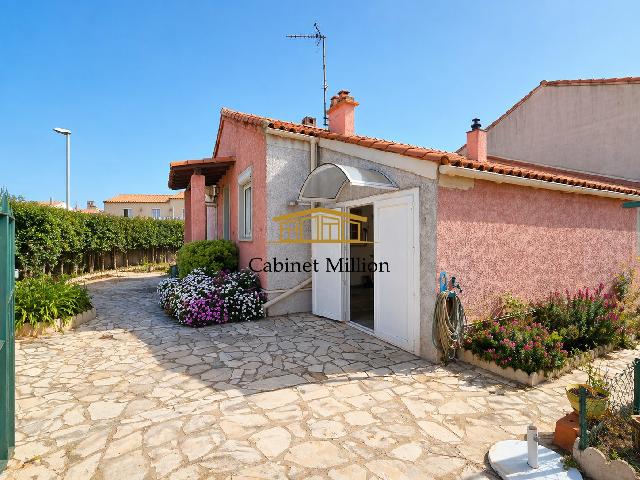 Huis te koop in&nbsp;VIC-LA-GARDIOLE 34110 Hérault Languedoc Roussillon France: Deze gelijkvloerse woning, gebouwd in 1980, is aantrekkelijk dankzij de royale afmetingen en de overvloed aan natuurlijk licht. De woonruimte is gecentreerd rond een woonkamer van 26 m². Het slaapged...