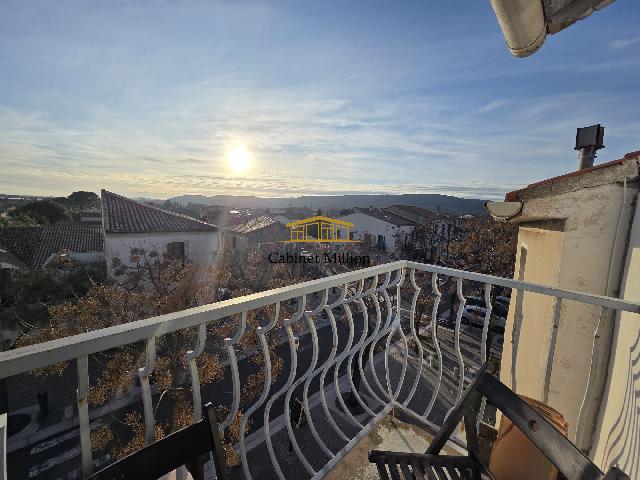 Appartement te koop in&nbsp;VIC-LA-GARDIOLE 34110 Hérault Languedoc Roussillon France: Dit charmante appartement met één slaapkamer ligt in het hart van het dorp, op de bovenste verdieping van een kleinschalig appartementencomplex, en biedt een aangename woonomgeving met een balkon da...