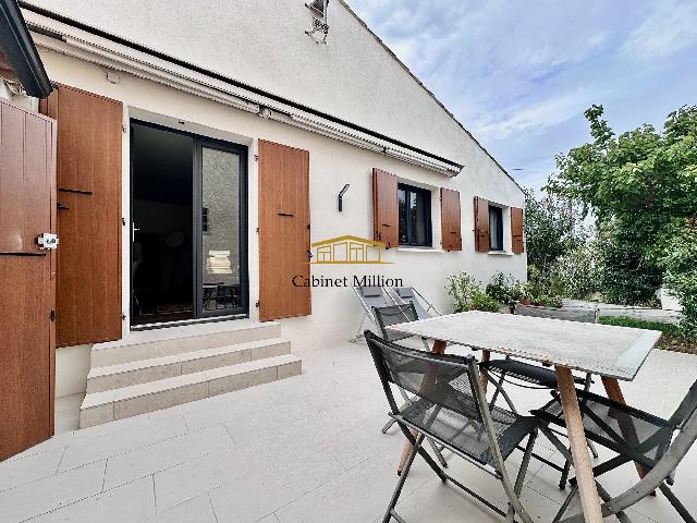 Huis te koop in&nbsp;FRONTIGNAN 34110 Hérault Languedoc Roussillon France: Volledig gerenoveerde gelijkvloerse woning op 200 meter van het strand. De woning bestaat uit een hal die toegang geeft tot een woonkamer met een open, volledig uitgeruste keuken, twee slaapkamers met...
