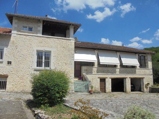 House for sale PERIGUEUX 24000 Dordogne Aquitaine France: 90 ha property in Dordogne with pond. Total capacity of 88 ha made up of woods, meadows, pond, stream, springs.<br />
It occupies two wooded plateaus crossed by a charming valley,<br />
Character building in go...