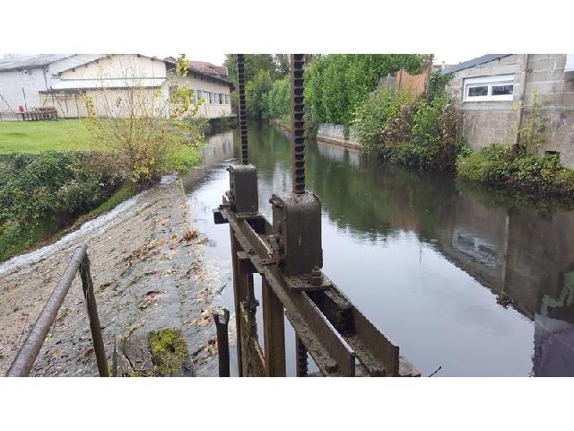 Local-Commercial à vendre à TULLE 19000 Corrèze Limousin France: Moulin fondé en titre. Pour un premier investissement hydro et locatif.<br />
3,5 km de l’autoroute.<br />
En centre ville.<br />
Un appartement en bon état ; huisseries PVC double vitrage. Grande cuisine et de...