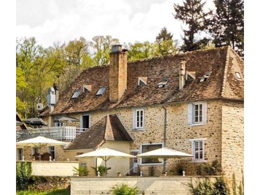 Agrarisch-bedrijf te koop in LIMOGES 87000 Haute-Vienne Limousin Frankrijk: 19 ha vijver, molen en hotel-restaurant in de Limousin. Op een perceel van circa 25,50 ha beslaat de gecadastereerde vijver van 19 ha feitelijk 17 ha water.<br />
De molen stroomafwaarts van de dam is verb...