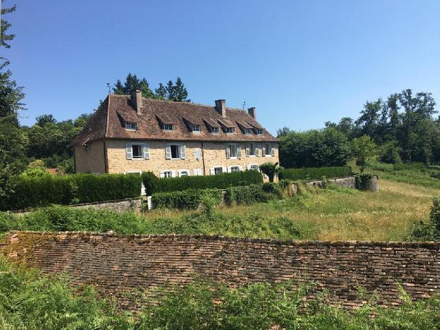 House for sale LIMOGES 87000 Haute-Vienne Limousin France: Manor house, caretaker's house and 20 ha park south of Limoges. Character property with a rich historical past.<br />
<br />
The house occupies approximately 260-270m² on the ground.<br />
on the ground floor: kitc...