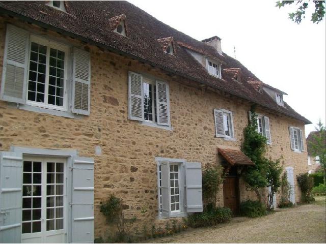 Commercieel-bedrijf te koop in LIMOGES 87000 Haute-Vienne Limousin Frankrijk: Landelijk landgoed met 45,50 ha met grote vijver in Limousin. Multifunctioneel karaktervol pand in goede algemene staat, met een rijk historisch verleden.<br />
De aanwezigheid van het landgoed, met een op...