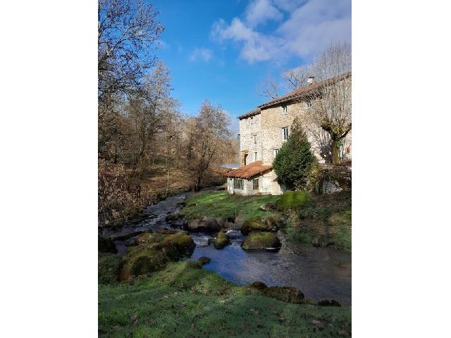 Huis te koop in PÉRIGUEUX 24000 Dordogne Aquitaine Frankrijk: Watermolen in een charmante omgeving, zonder buren. Volledige kalmte.<br />
Geen overlast geconstateerd; Geen erfdienstbaarheden. Twee privétoegangen: een naar het noorden, de andere naar het zuiden.<br />
Twe...