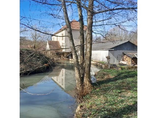 Huis te koop in NEVERS 58000 Nièvre Bourgogne France: Watermolen met werkende turbine. Dicht bij de stad en een snelweg, met een zeer gemakkelijke toegang, deze molen op ongeveer 3ha is erg rustig op het platteland.<br />
Ruwbouw in goede staat, nieuw dak.<br />
A...