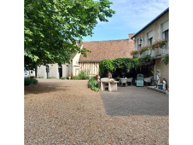 Huis te koop in TOURS 37000 Indre-et-Loire Centre France: Oude Molen. Aan het einde van een doodlopende weg is dit een mooi pand, aangenaam, gesloten.<br />
Het omvat drie gebouwen op ongeveer 3000 m² park in goede staat en ongeveer 1ha50 weilanden aan de andere...