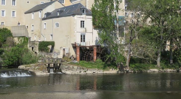 Haus zu verkaufen in CHÂTEAUROUX 36000 Indre Frankreich. Wassermühle. An Vermögenswerten mangelt es dieser multifunktionalen Immobilie im Herzen eines Dorfes nicht:<br />
1-kein Land zu pflegen,<br />
2-Wasserkraft-Verwertung soll fortgesetzt und optimiert werden (...