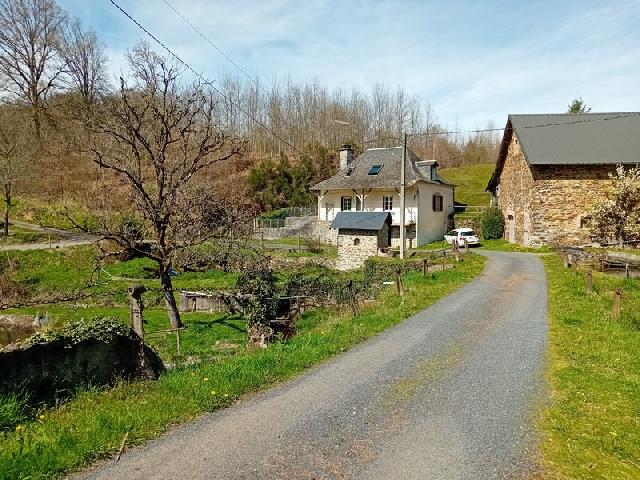Agrarisch-bedrijf te koop in TULLE 19000 Corrèze Limousin Frankrijk: Molen en visvijver. Zeer rustig landgoed van ongeveer 4 ha op het platteland van Corrézienne op 400 meter hoogte.<br />
De ideale site?<br />
Geheel rustig, zonder enige overlast of buren.<br />
Dicht bij steden en...