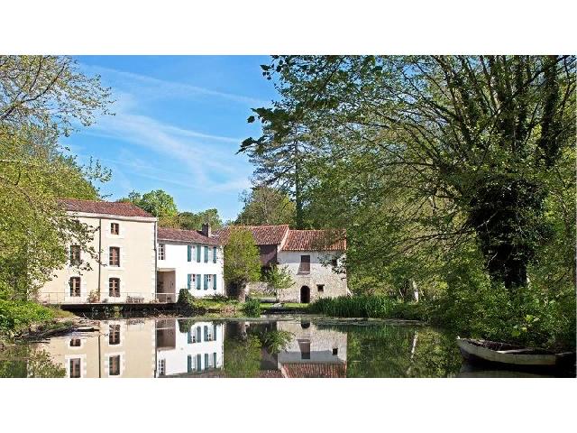 Huis te koop in NIORT 79000 Deux-Sèvres Poitou-Charentes Frankrijk: Watermolen. Oorspronkelijk verbonden aan een oude abdij, op het platteland, op een paar honderd meter van de stad, had deze molen op drie niveaus al in 1786 twee wielen.<br />
Het omvat verschillende aangr...