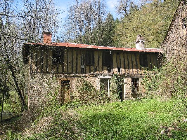 Huis te koop in TULLE 19000 Corrèze Limousin Frankrijk: Oude watermolen dichtbij een stad en een snelweg.<br />
Het gebouw domineert de rivier en vereist grote renovatiewerkzaamheden.<br />
Molen: ongeveer 65m² op 2 niveaus.<br />
Molenaarshuis: 160m² op 2 niveaus<br />
Sch...