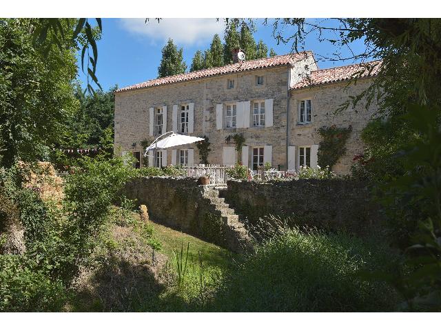 Huis te koop in NIORT 79000 Deux-Sèvres Poitou-Charentes Frankrijk: Watermolen. Aan het einde van een doodlopende weg, op 2 ha, interessante geografische ligging, dichtbij rijkswegen, snelwegen en de oceaan.<br />
Comfortabele karakterwoning.<br />
Ruwbouw in zeer goede staat.<br />
...