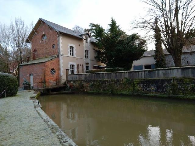 Huis te koop in BOURGES 38000 Isère Rhônes-Alpes Frankrijk: Watermolen op 3ha50. Op 10 minuten van de snelweg, aan de rand van een dorp, is het rustiger, maar biedt het nog steeds veel andere ontwikkelingsmogelijkheden.<br />
De mogelijkheden voor diversificatie, z...