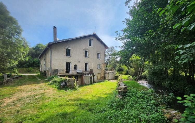 Huis te koop in LIMOGES 87000 Haute-Vienne Limousin Frankrijk: Molen op ca. 4500m². De oppervlakte van het hoofdgebouw en de volumes ervan hebben het mogelijk gemaakt om er twee appartementen met onafhankelijke ingangen van te maken. De laatste verdieping kan no...