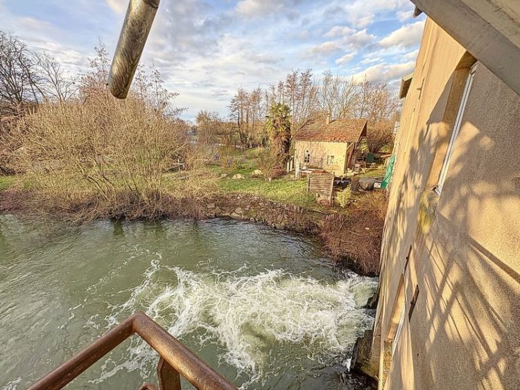 Huis te koop in MÂCON 71000 Saône-et-Loire Bourgogne France: Watermolen op 10 minuten van Mâcon. Vlakbij de drie snelwegen, molen van circa 160m² verdeeld over vier verdiepingen.<br />
Het perceel ligt in het hart van een dorp en beslaat 920 m². Een tuin van 200 ...