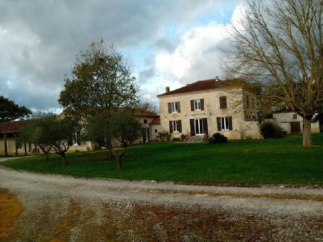 Agricultural-property for sale AGEN 47 Lot-et-Garonne Aquitaine France: Beautiful 100-hectare agricultural estate. Covering approximately 100 hectares, at the end of a private dead-end road, in a peaceful setting, we immediately looked for 