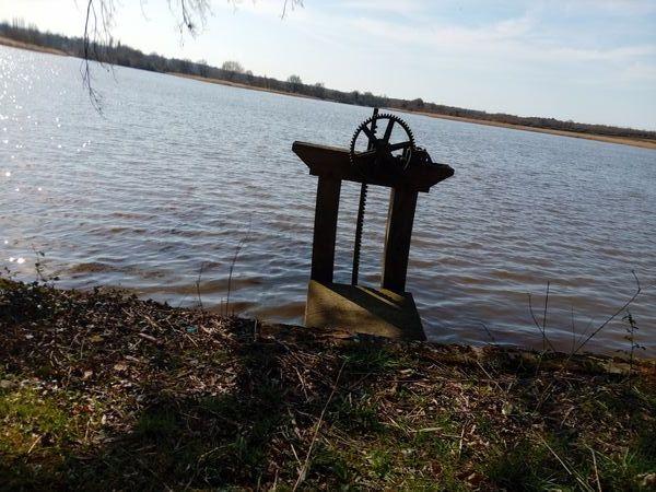Agrarisch-bedrijf te koop in CHÂTEAUROUX 36000 Indre Centre Frankrijk: 20 hectare vijver en verschillende waterpartijen. De 40 hectare van dit perceel zijn opmerkelijk geoptimaliseerd voor viskwekerijen.<br />
Tussen een grote vijver van 20 hectare, een kleinere vijver van 6 ...