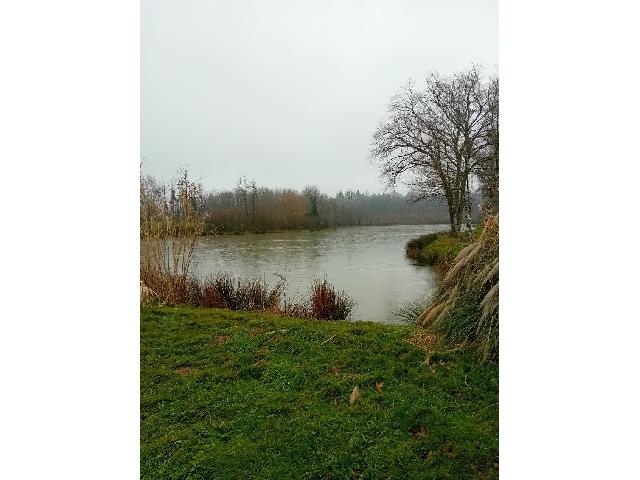 Agrarisch bedrijf te koop in LONS-LE-SAUNIER 39000 Jura Franche-Comté France: Vijver met chalet. Vlakbij de snelweg A39.<br />
De vijver beslaat circa 2 hectare (5,75 acres).<br />
Volledig schoongemaakt in 2000 en goed onderhouden. Visgrond.<br />
Er is een kleine aangrenzende vijver met koi...