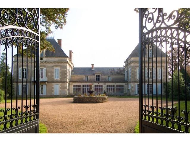 Gîtes/Chambres d'hôtes te koop in&nbsp;VICHY 03200 Allier Auvergne France: Kasteel uit de 16e en 19e eeuw in Vichy. Gelegen midden in de natuur, in absolute rust, op bijna 8 hectare, is dit landgoed de erfgenaam van een voormalige heerlijkheid van 600 hectare met een rijke g...