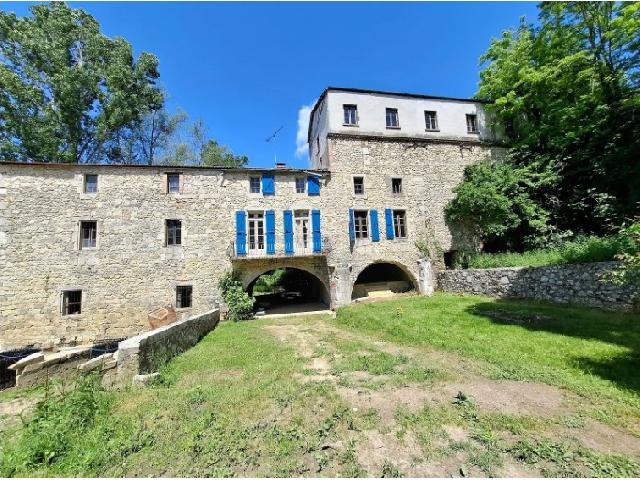 Commercieel-bedrijf te koop in&nbsp;PÉRIGEUX 47000 Lot-et-Garonne Aquitaine Frankrijk: Kleine waterkrachtcentrale en fotovoltaïsche energiecentrale voor investeerders. Gelegen in een charmante en historische omgeving, dateert de molen waarschijnlijk uit de 12e eeuw en is daarom een ​...