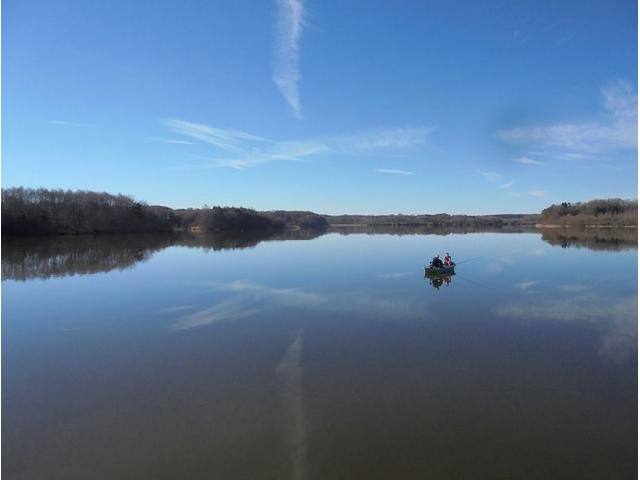 Agrarisch-bedrijf te koop in&nbsp;LONS LE SAUNIER 39000 Jura Franche-Comté Frankrijk: Een meer van 16 hectare met gevestigde rechten. De waterbouwkundige constructies zijn in goede staat (overlaat, afvoer, visvijver).<br />
<br />
De aanwezigheid van een molen van circa 200 m² is in veel opzich...
