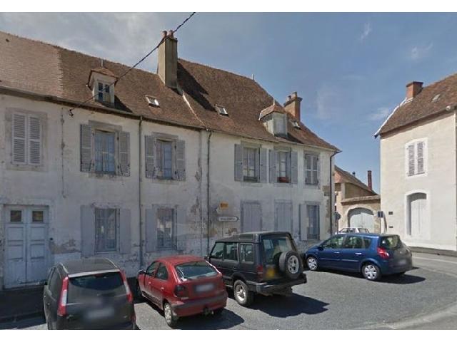Huis te koop in&nbsp;SAINT-GÉRAND LE PUY 03150 Allier Auvergne Frankrijk: 18e-eeuwse woning. Gelegen tussen Vichy, Varennes en Lapalisse aan de RN 7. Ruime kamers, marmeren open haarden in elke kamer, inclusief de slaapkamers.<br />
<br />
Begane grond:<br />
40 m² keuken met openslaande...
