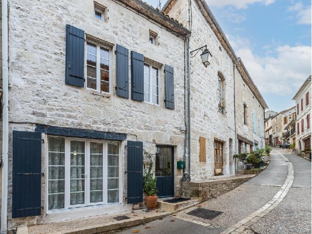 House for sale MONTAIGU DE QUERCY 82150 Tarn-et-Garonne Midi-Pyrénées France: Immaculate 2 bedroom, 1 bathroom village house with a garden.<br />
Beautifully presented period stone house with large garden in the centre of the thriving town of Montaigu De Quercy, a stone's throw from...