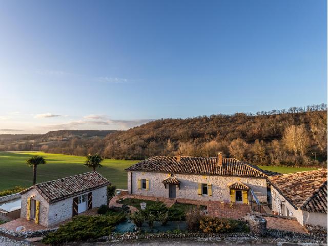 Ferienhaus/Pension zu verkaufen in MONTAIGU DE QUERCY 82150 Tarn-et-Garonne Frankreich. Ein herrlicher Komplex von Steinhäusern auf dem Land.<br />
  Bestehend aus drei Steinhäusern, die von den derzeitigen Eigentümern geschmackvoll restauriert wurden und in einer idyllischen Umgebung am E...