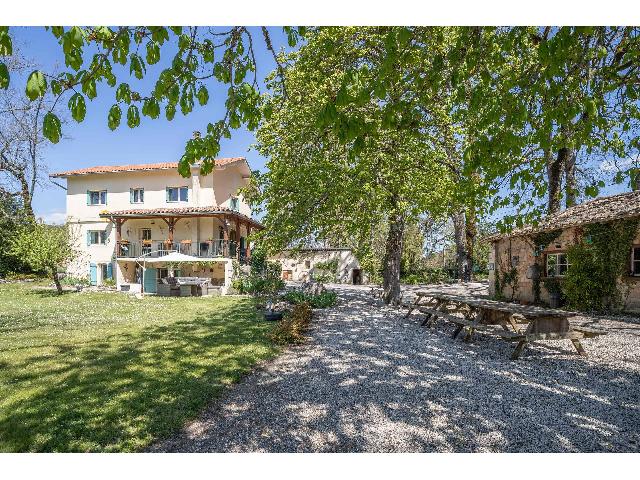 Maison à vendre à BELVÈZE 82150 Tarn-et-Garonne Midi-Pyrénées France: Maison élégante en pierre et brique située sur un chemin de campagne tranquille, présentée dans un état impeccable, avec la possibilité de créer un petit camping, l'électricité et l'eau sont...