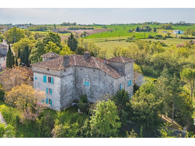 Huis te koop in ALOS 81140 Tarn Midi-Pyrénées Frankrijk: Kasteel op een terrein van 24000 m2 met een woonoppervlakte van 400 m2. Indeling: 12 vertrekken, 6 slaapkamers, 3 badkamers....