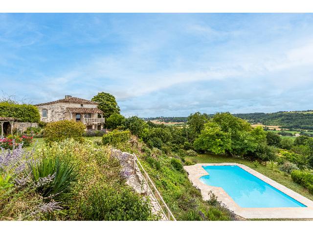 Huis te koop in SAINT-MAURIN 47270 Lot-et-Garonne Aquitaine Frankrijk: Stenen huis, schuur, zwembad, land.<br />
Het typische Franse landhuis ligt in een klein gehucht met adembenemende uitzichten, met de meest charmante tuinen en smaakvolle interieurs, alles gepresenteerd in...