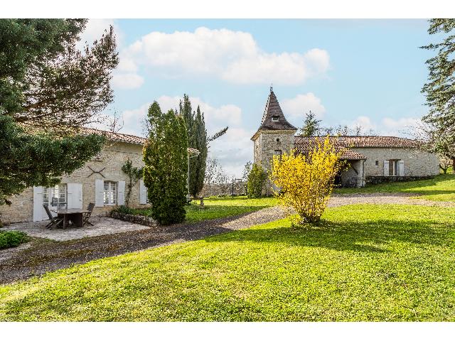 Haus zu verkaufen in BEAUVILLE 47470 Lot-et-Garonne Frankreich. Wunderschönes Steinlandhaus aus dem 19. Jahrhundert mit 3 Schlafzimmern und einem Anbau als Loft in ruhiger und entspannender Lage.<br />
<br />
Das Steinbauernhaus liegt auf einem Hügel auf einem fast drei H...