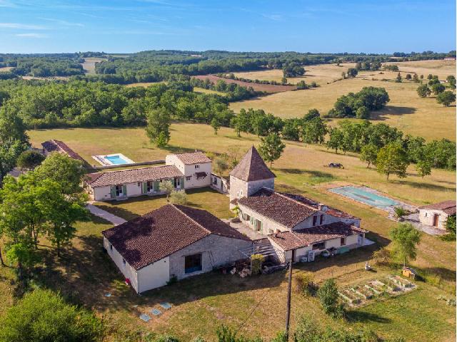 Guesthouses-Bed-&-Breakfast for sale MAUROUX 46700 Lot Midi-Pyrénées France: House, 2x cottages, 8x separate bedroom suites, apartment, barn, land, 2x pool, outbuildings etc<br />
<br />
Interior and garden<br />
Substantial period stone property in an idyllic location with just over 14 hect...