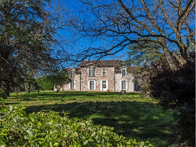 House for sale VILLENEUVE SUR LOT 47300 Lot-et-Garonne Aquitaine France: House, land, pool, outbuildings.<br />
Substantial, period stone property in the most spectacular situation on the banks of the river lot with direct river access and fabulous views.<br />
<br />
Comprising a very h...