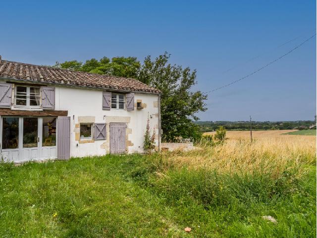 House for sale BOURG DE VISA 82190 Tarn-et-Garonne Midi-Pyrénées France: House with garden.<br />
Charming, stone, barn conversion dating from the 1850s, located on the edge of the thriving village of Bourg de Visa, in a quiet location with fabulous views over the surrounding c...