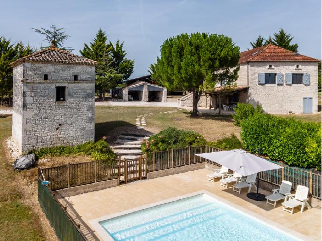 Huis te koop in MONTAIGU DE QUERCY 82150 Tarn-et-Garonne Midi-Pyrénées Frankrijk: Woonhuis op een terrein van 6530 m2 met een woonoppervlakte van 270 m2. Indeling: 7 vertrekken, 5 slaapkamers, 2 badkamers....