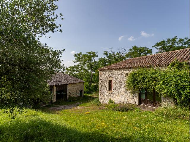 Maison à vendre à DONDAS 47470 Lot-et-Garonne Aquitaine France: Maison, annexe, grange, terrain.<br />
La ferme française en pierre par excellence, située dans les vallées vallonnées du Lot-et-Garonne, dans un cadre idyllique avec des vues fabuleuses sur la campagn...