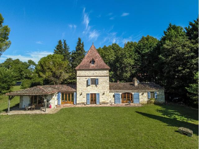 Huis te koop in CESTAYROLS 81150 Tarn Midi-Pyrénées Frankrijk: Woonhuis op een terrein van 4763 m2 met een woonoppervlakte van 215 m2. Indeling: 7 vertrekken, 4 slaapkamers, 2 badkamers....