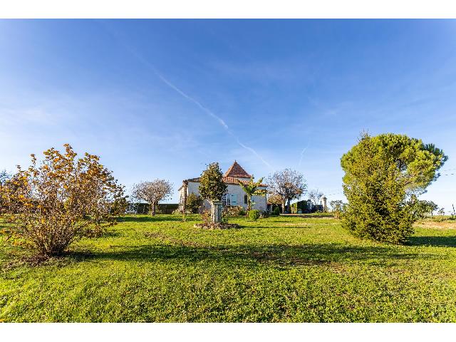 Huis te koop in BEAUVILLE 47470 Lot-et-Garonne Aquitaine Frankrijk: Woonhuis met een woonoppervlakte van 94 m2 en een terrein van 2500 m2. Indeling: 5 vertrekken, 3 slaapkamers, 1 badkamer....