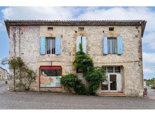 Maison à vendre à BOURG-DE-VISA 82190 Tarn-et-Garonne Midi-Pyrénées France: Ancien café / magasin de village important situé dans un emplacement de choix dans un village prospère avec toutes les commodités, offrant un énorme potentiel en tant que logement commercial ou r...