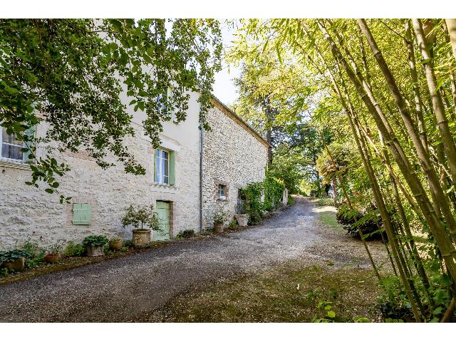 Bien-Agricole à vendre à SAINT-AMANS-DE-PELLAGAL 82110 Tarn-et-Garonne Midi-Pyrénées France: Petite ferme traditionnelle en pierre de 3 chambres, située dans un endroit merveilleux. Intérieur et jardin Votre chance de vivre la belle vie ! Petite exploitation dans un cadre idyllique, compren...