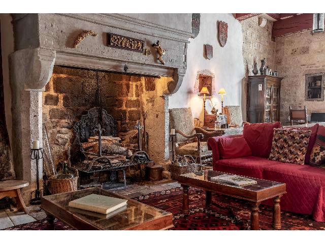 Huis te koop in LAUZERTE 82110 Tarn-et-Garonne Midi-Pyrénées Frankrijk: Oud stenen herenhuis, prachtig gerestaureerd met dakterras en garage. Interieur en tuin: Super stijlvol koopmanshuis, gelegen in het centrum van het bloeiende historische stadje Lauzerte. Een werk van...