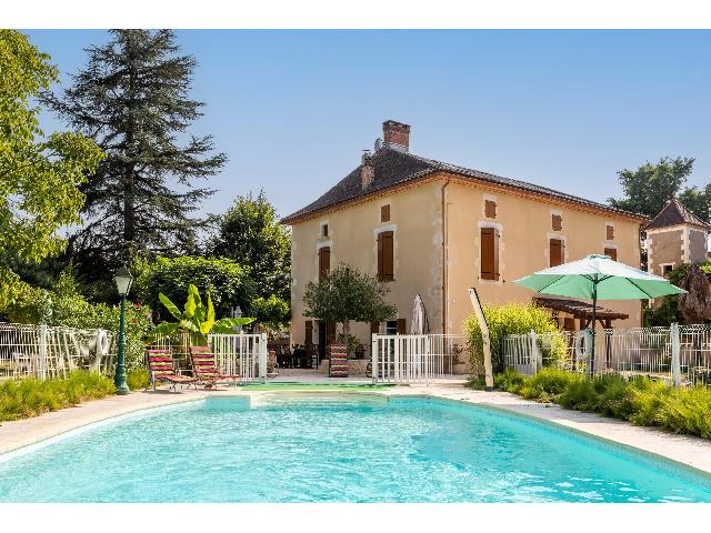 Haus zu verkaufen in PUY-L'ÉVÊQUE 46700 Lot Frankreich. Haus, Garten, Pool und Nebengebäude. Charaktervolles Dorfhaus aus Stein mit Putzfassade aus dem Jahr 1887, gelegen im Zentrum eines schönen, ruhigen und historischen Dorfes. Von den derzeitigen Eige...