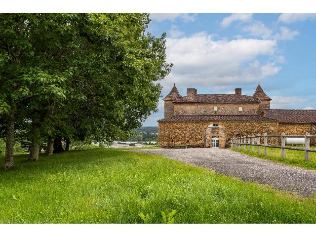 Huis te koop in LAURET 47500 Lot-et-Garonne Aquitaine Frankrijk: Kasteel, land, tweede huis, bijgebouwen. Een pittoresk en goed uitgerust stenen landhuis, in een fantastische omgeving met een prachtig uitzicht. Gelegen op 23 hectare, omvat dit kleine landgoed het b...
