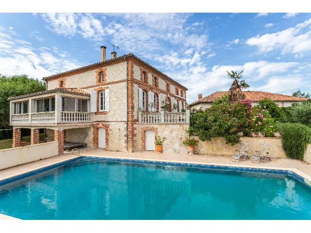 Maison à vendre à LAUZERTE 82110 Tarn-et-Garonne Midi-Pyrénées France: Maison de Maître avec piscine, gîte et 14 hectares de terrain. Intérieur et jardin Aux abords d'un petit village, avec des vues à couper le souffle tout autour, cette Maison de Maître classique e...