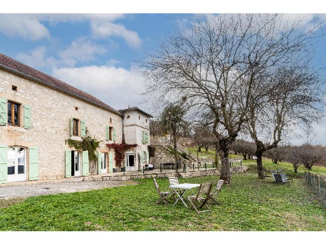 Haus zu verkaufen in SAINT-AMANS-DE-PELLAGAL 82110 Tarn-et-Garonne Frankreich. Hervorragendes Steingrundstück mit Gîte und 4 ha, ideal gelegen mit atemberaubender Aussicht. Steingrundstück mit herrlicher Aussicht über das Tal, ideal gelegen in der Nähe des schönen Dorfes S...