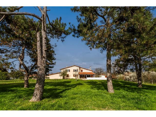 Huis te koop in CASTELSARRASIN 82100 Tarn-et-Garonne Midi-Pyrénées Frankrijk: Huis, tuin, zwembad. Stevig, door een architect ontworpen huis, dat sinds eind jaren 70 in bezit is van dezelfde familie. Gelegen in een grote tuin van 4000 vierkante meter met een oprit en elektrisch...