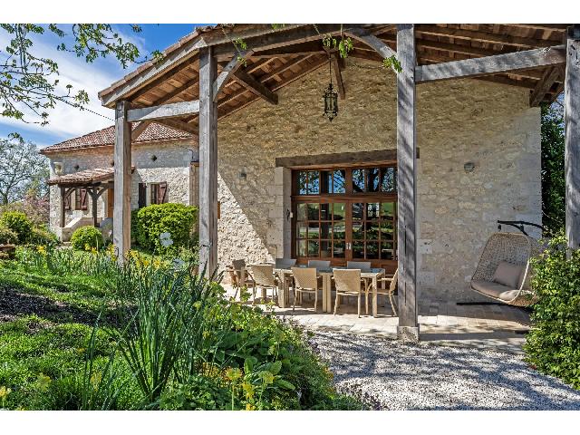 Maison à vendre à LAUZERTE 82110 Tarn-et-Garonne Midi-Pyrénées France: Maison, piscine, dépendances, grange, terrain.  La quintessence de la maison de campagne française en pierre, datant des années 1850, se trouve dans 2,8 hectares de jardins charmants. Située au bo...